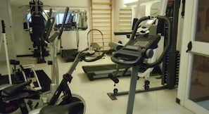 A gym with various exercise equipment including treadmills, stationary bikes, and weight machines. - Hotel Due Mari (Sestri Levante)