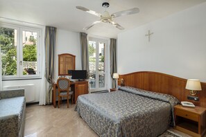 Superior-værelse til 3 personer | Minibar, pengeskab på værelset, skrivebord, gratis Wi-Fi