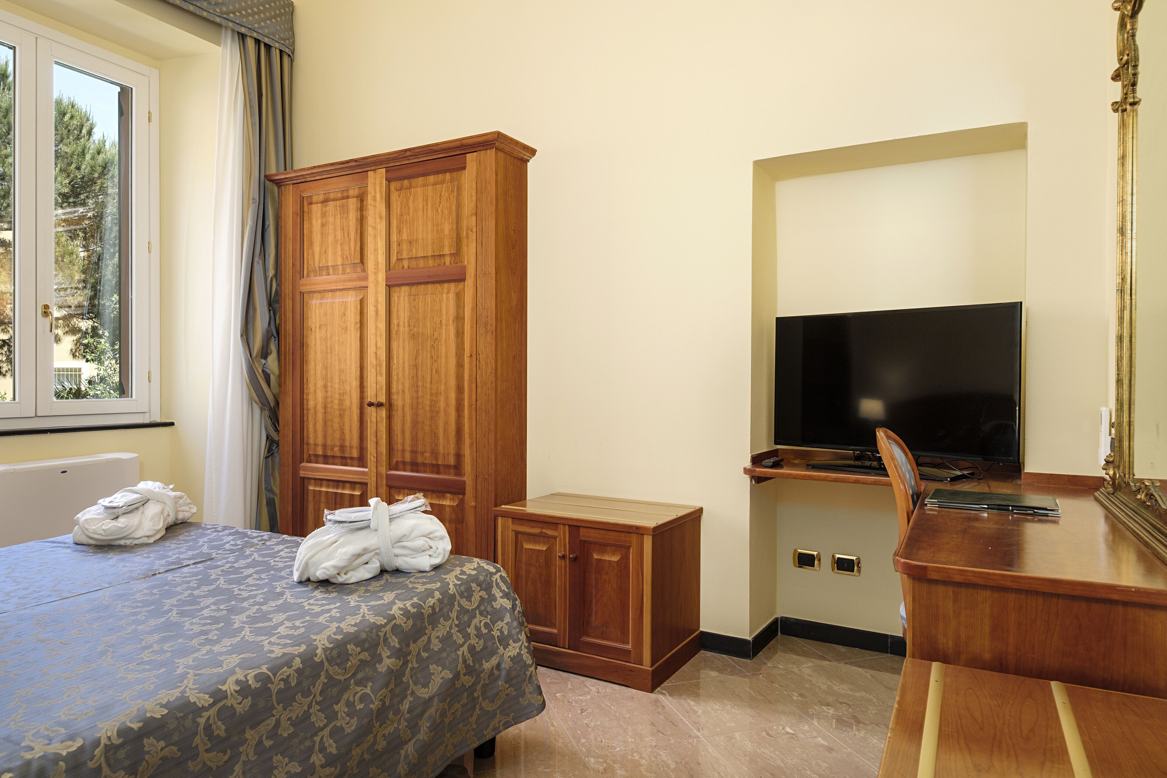 minibar, in-room safe, desk, free wifi