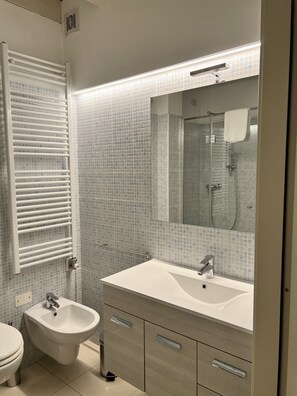 Apartemen Deluks | Kamar mandi | Shower, pancuran hujan, perlengkapan mandi gratis, dan pengering rambut