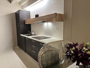 Microwave, stovetop, cookware/dishes/utensils, freezer