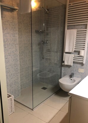 Shower, pancuran hujan, perlengkapan mandi gratis, dan pengering rambut