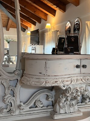 A white ornate dresser with a television and framed items on top. - Villa Giotto Luxury Suite & Apartments (Mestre)