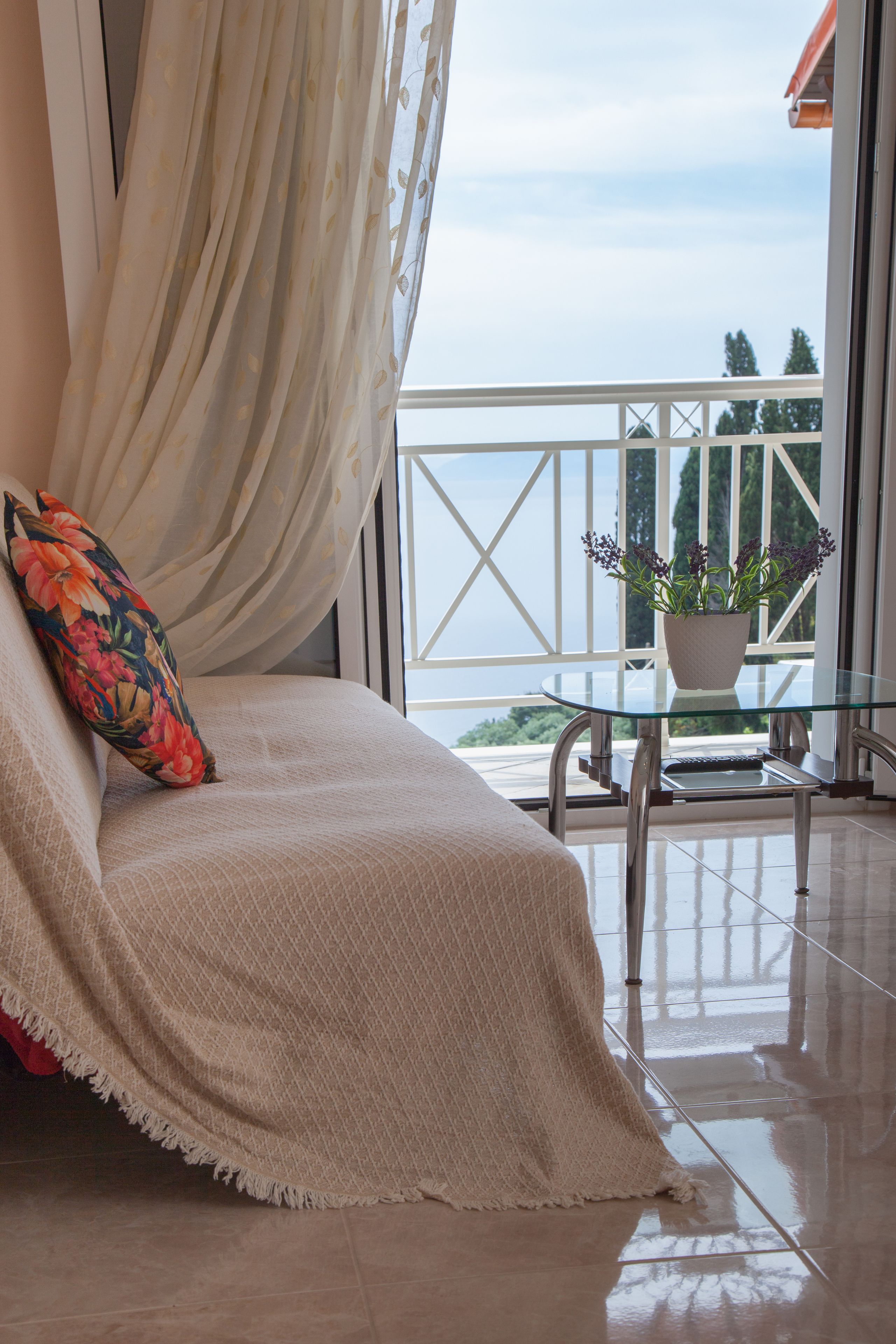 Departamento familiar, 2 habitaciones | Sala de estar | Televisión de pantalla plana de 26 pulgadas con canales vía satélite 