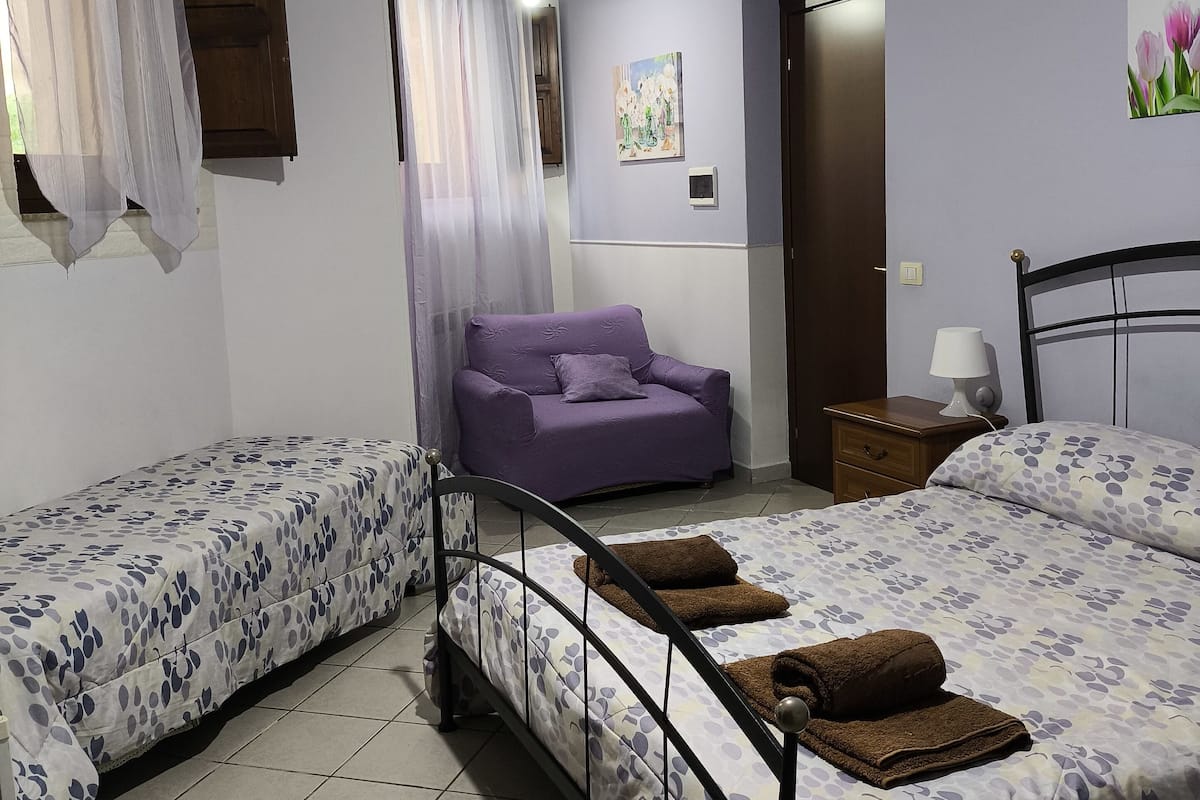 Standaard driepersoonskamer, 1 slaapkamer, en-suite badkamer | 1 slaapkamer, Italiaanse Frette-lakens, luxe beddengoed
