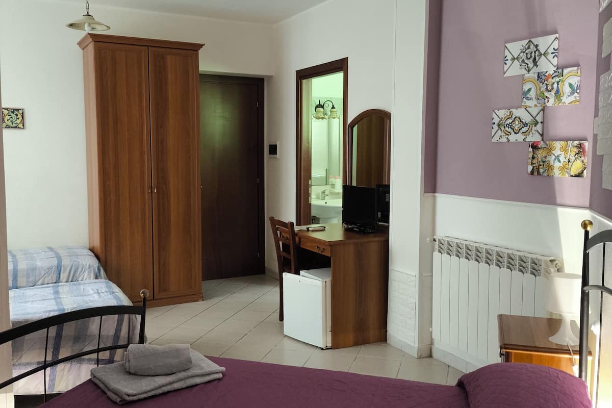 Standaard vierpersoonskamer, 1 slaapkamer, en-suite badkamer | 1 slaapkamer, Italiaanse Frette-lakens, luxe beddengoed