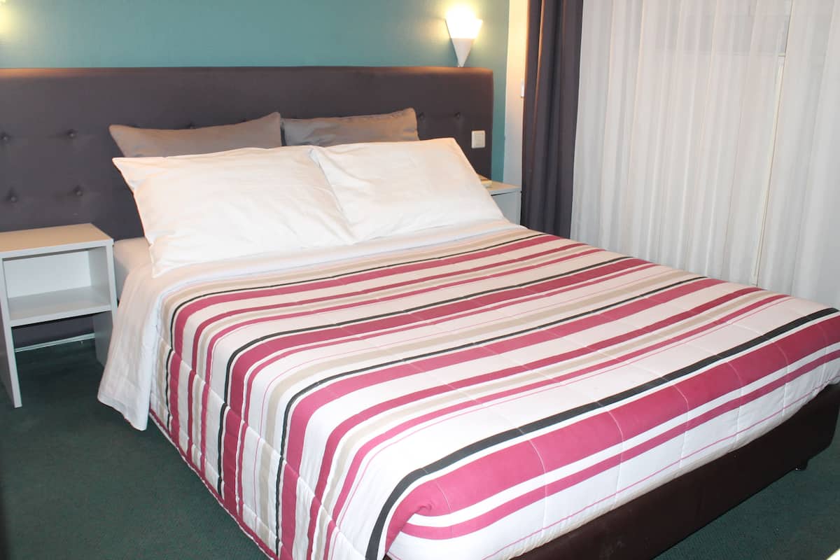 Single Room | Minibar, in-room safe, desk, soundproofing