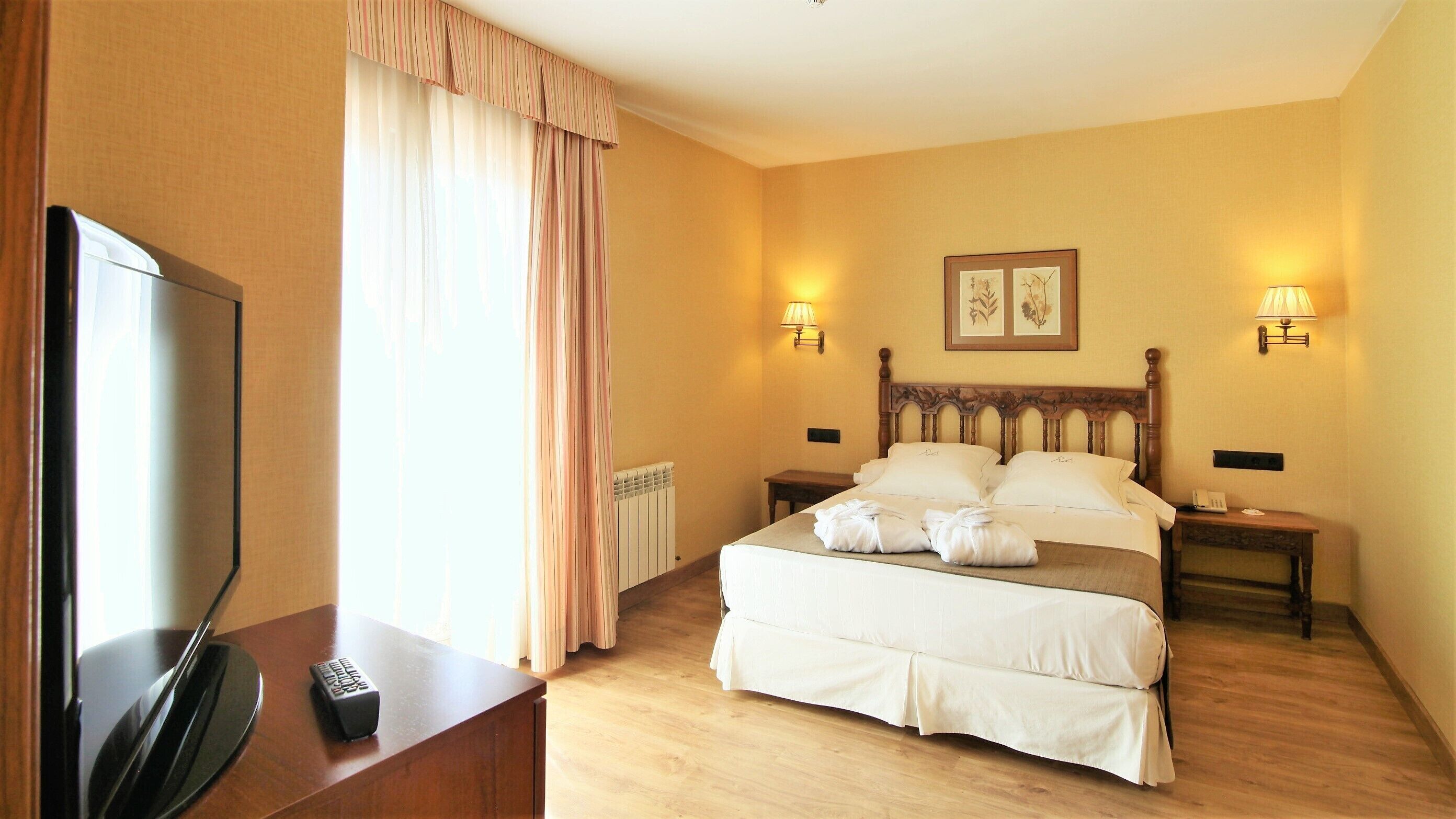 superior room | in-room safe, desk, free wifi, bed sheets