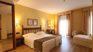A hotel room with two beds, a desk, a chair, and a large mirror. - Hotel Ele Puente Romano (Salamanca)