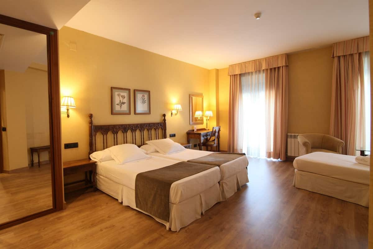 triple room | in-room safe, desk, free wifi, bed sheets