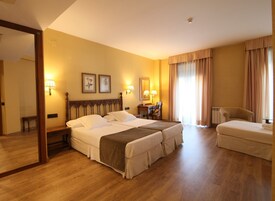 Habitación triple | Caja fuerte, escritorio, wifi gratis y ropa de cama