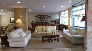 Lobby sitting area - Hotel Ele Puente Romano (Salamanca)