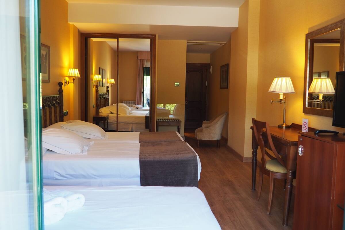 triple room | in-room safe, desk, free wifi, bed sheets
