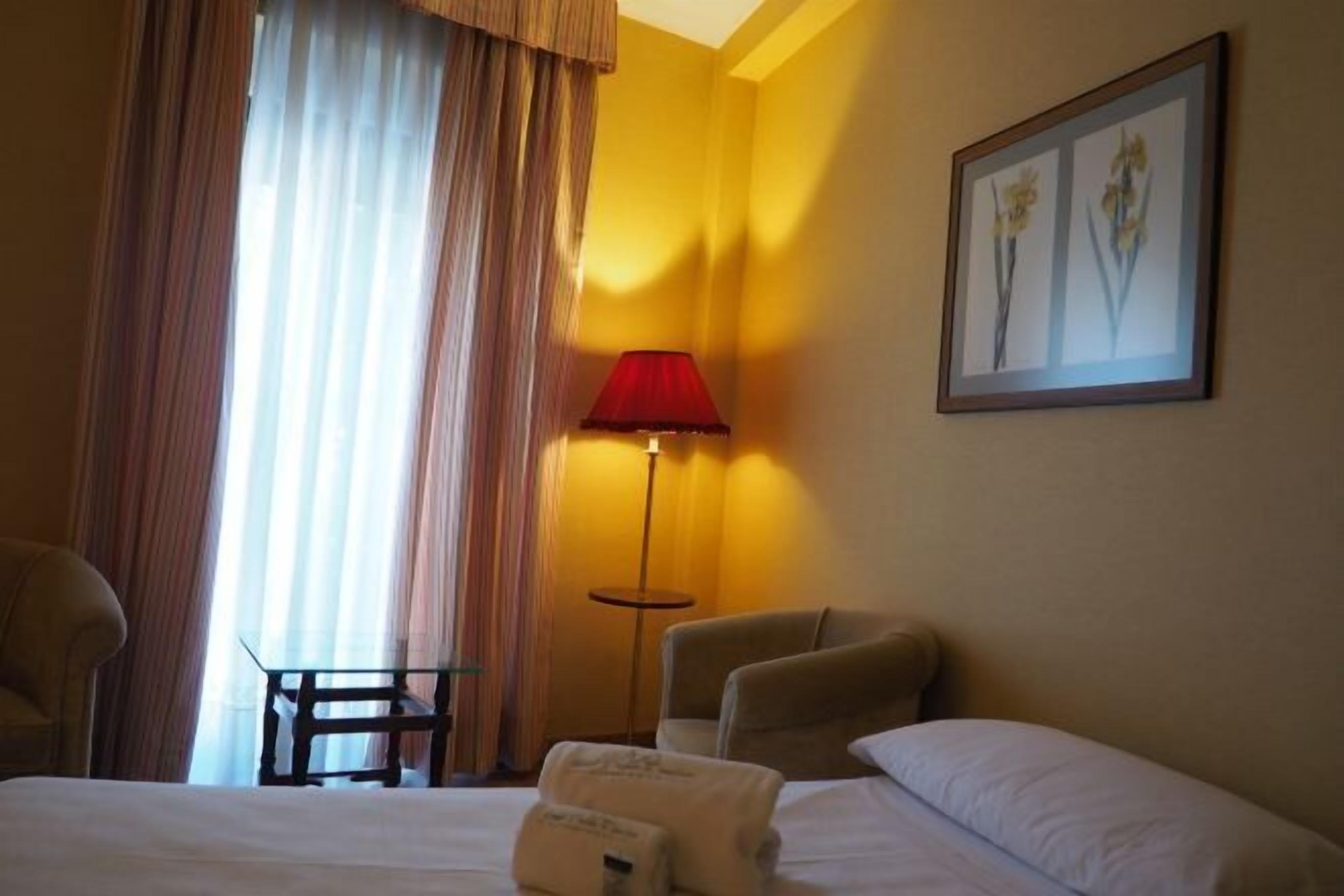 Coffres-forts dans les chambres, bureau, Wi-Fi gratuit, draps fournis