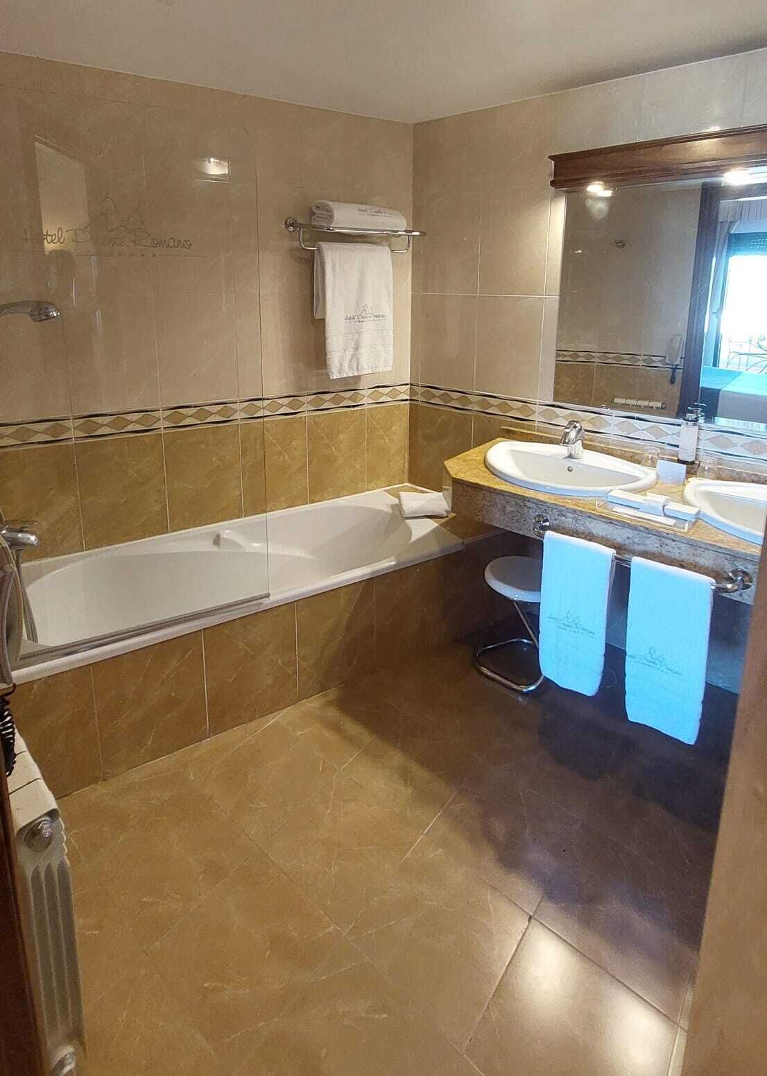 double room, terrace | bathroom | hair dryer, towels, soap, shampoo