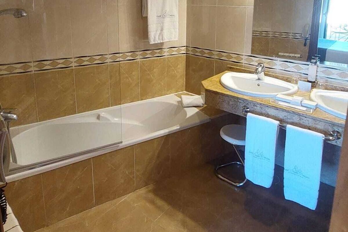 double room, terrace | bathroom | hair dryer, towels, soap, shampoo