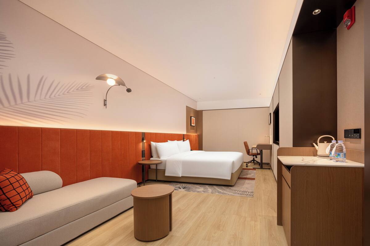Habitación, 1 cama King size, con acceso para personas discapacitadas | Tabla de planchar con plancha y wifi gratis