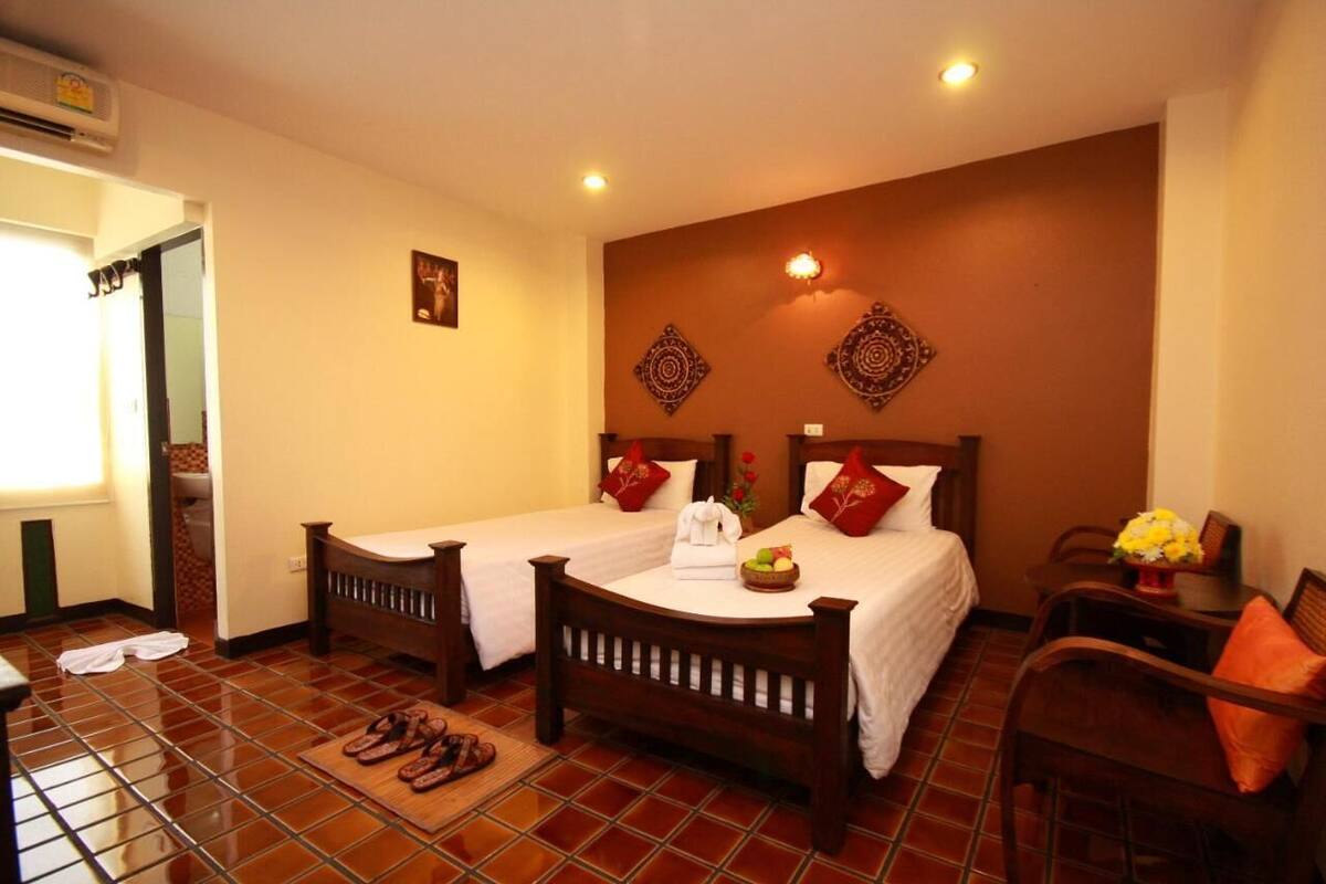 Deluxe Twin Room, 1 Bedroom, Non Smoking | 1 bedroom, in-room safe, individually decorated, individually furnished
