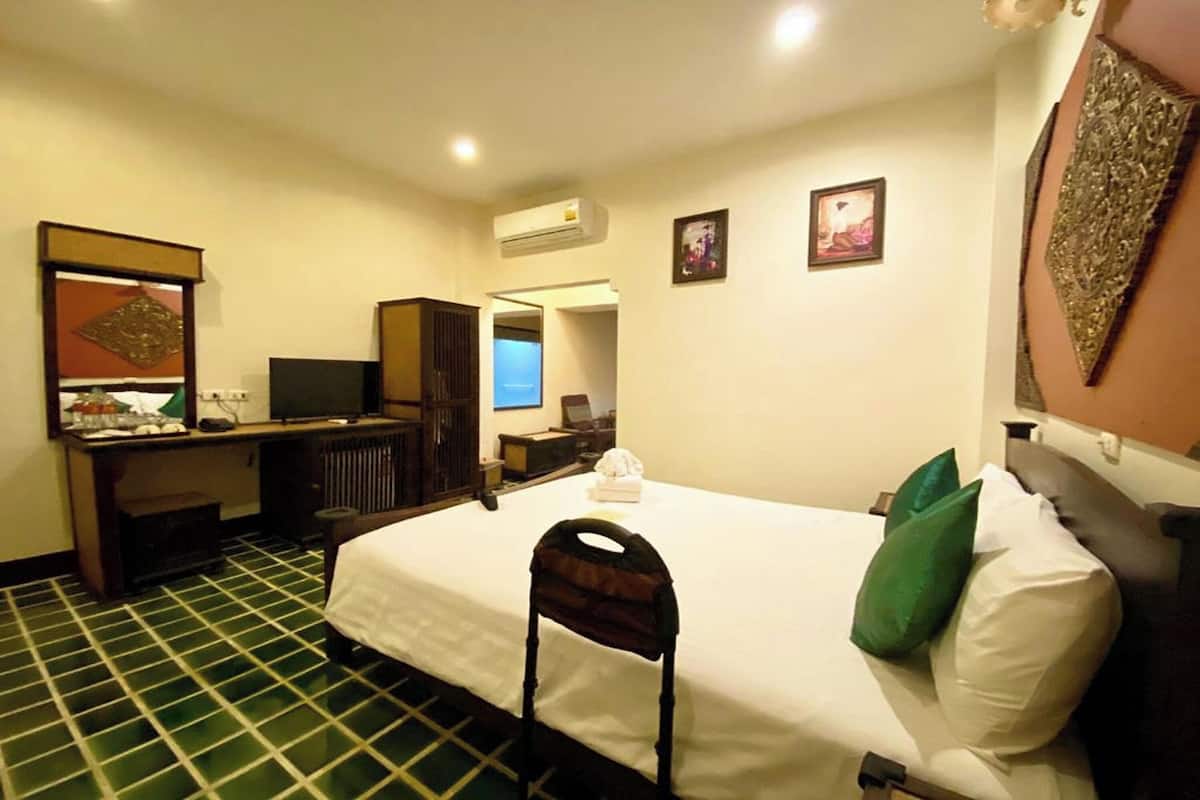 Grand Triple Room, No Windows