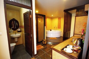 Suite, 1 kingsize bed | Een kluis op de kamer, individueel gedecoreerd, individueel gemeubileerd
