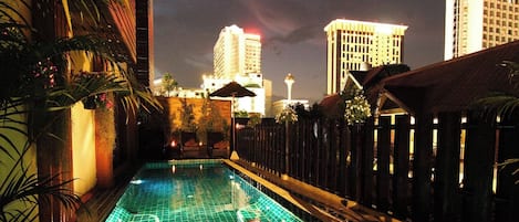 Outdoor pool, sun loungers