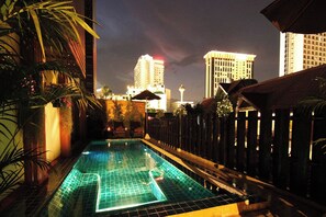 Outdoor pool, pool loungers - CM Night Bazaar Boutique Hotel (Chiang Mai)
