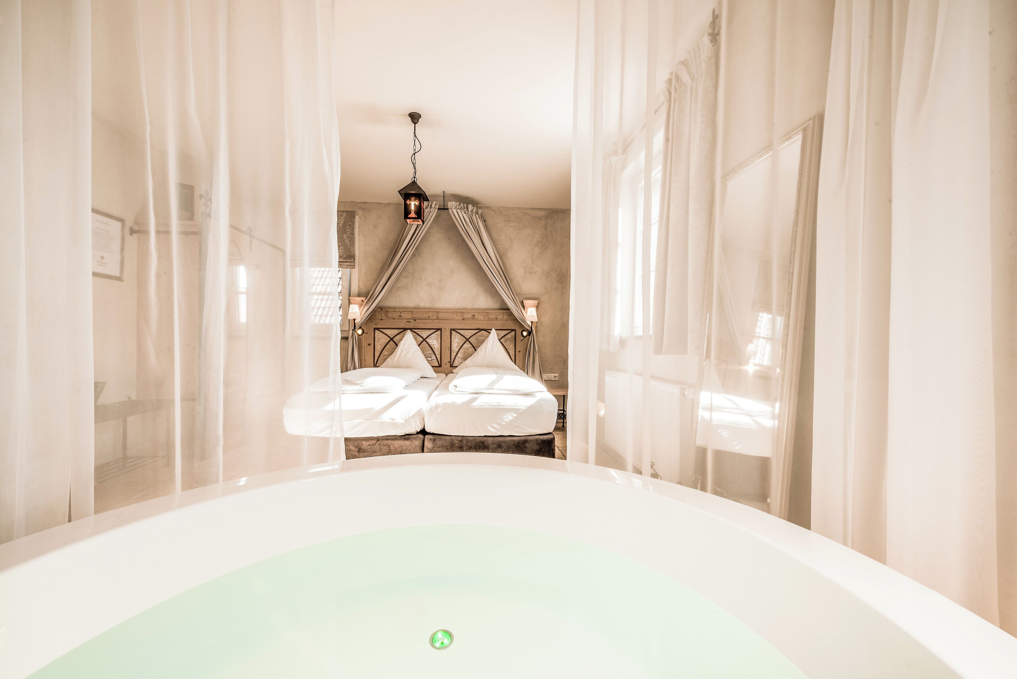 Ein modernes Badezimmer mit einer großen Badewanne, einer Duschkabine und einem Waschtisch mit Spiegel.