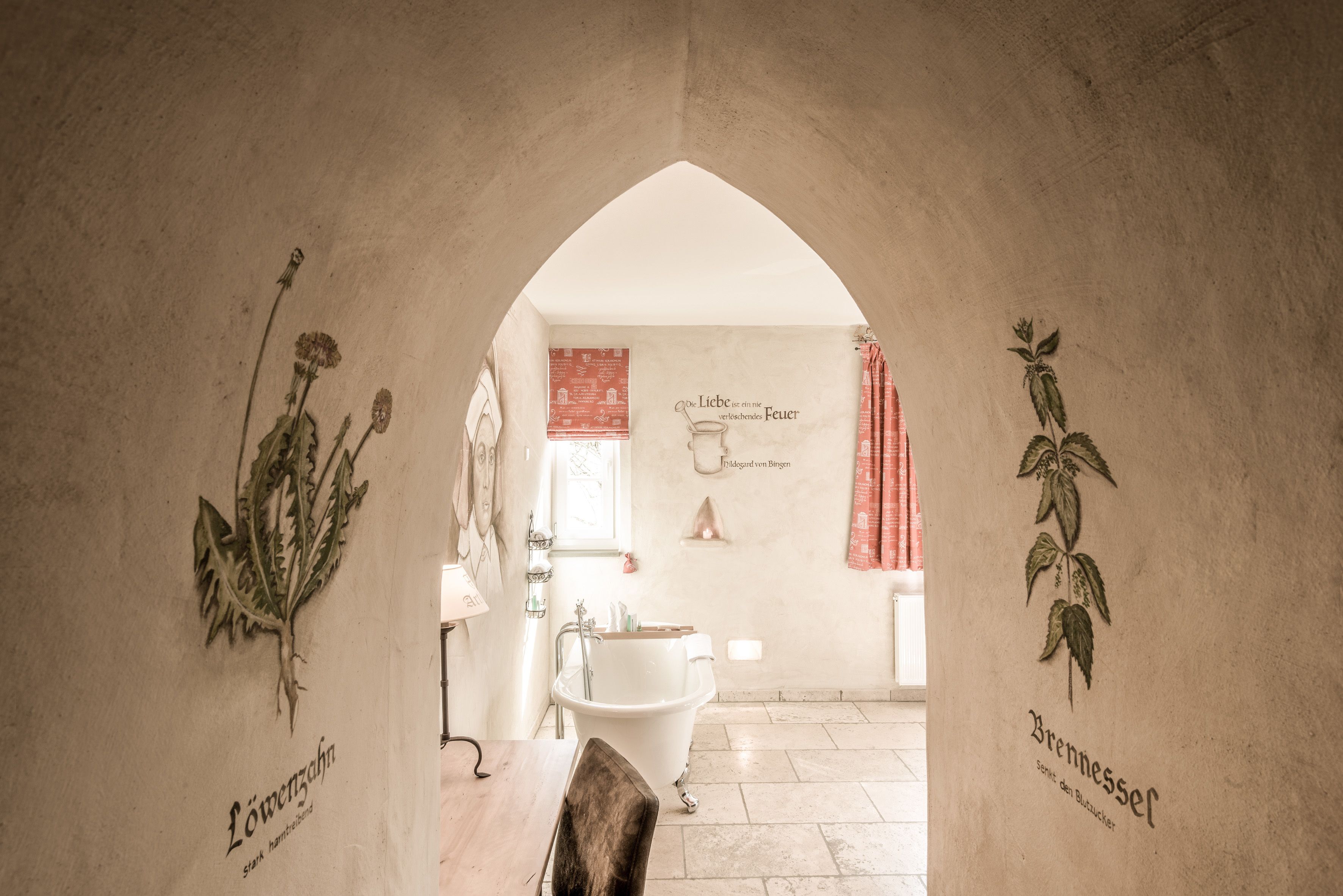 Un arco de entrada a un baño con bañera y un cartel en la pared.