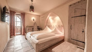 Hypo-allergenic bedding, in-room safe, individually furnished, desk