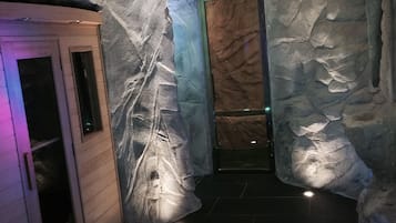 Couples treatment room(s), sauna, hot tub, steam room