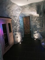 Salas de tratamiento para parejas, un sauna, una bañera de hidromasaje