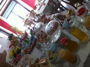 Um buffet de café da manhã com diversos alimentos e bebidas.