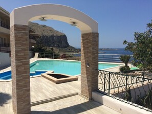 Seasonal outdoor pool, sun loungers - Hotel Bellevue del Golfo (Palermo)