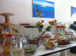 Frokostbuffé hver dag (mot et tillegg)