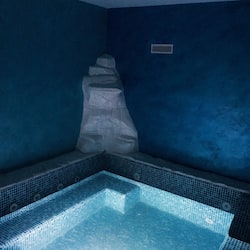 Indoor spa tub