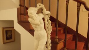 A staircase with a white marble statue of a muscular figure holding a plant. - Bellavista Country House (Pescara)