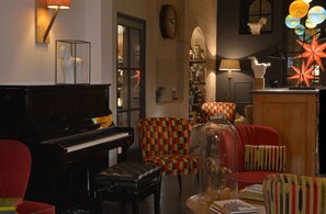 2 bars/lounges