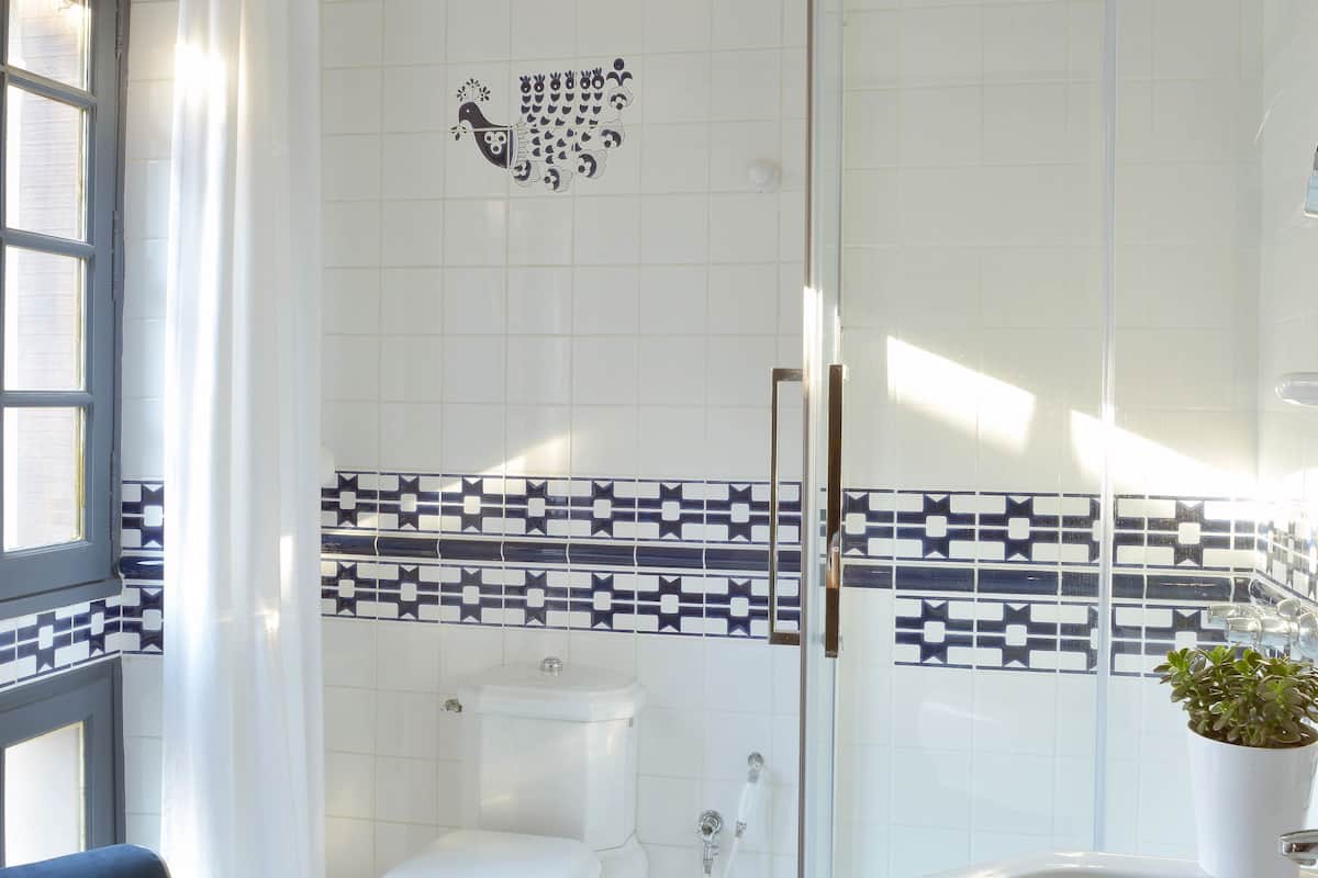 comfort double room, 1 queen bed | bathroom | combined shower/bathtub, free toiletries, hair dryer, slippers