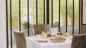 Desayuno continental (EUR 20 por persona)