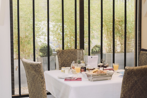 Se ofrece un desayuno continental (20 EUR por persona)