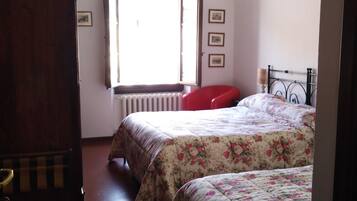 Una scrivania, postazione laptop, Wi-Fi gratuito, lenzuola