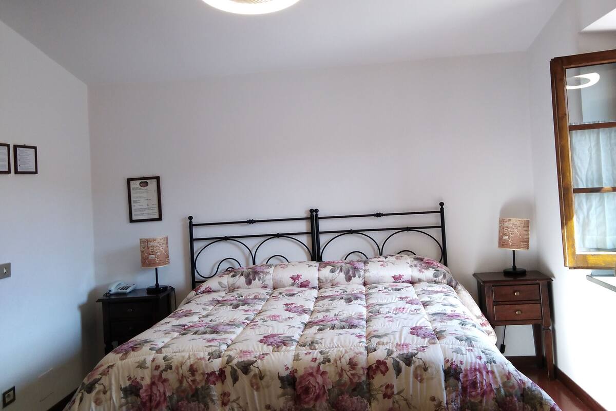 Schreibtisch, laptopgeeigneter Arbeitsplatz, kostenloses WLAN