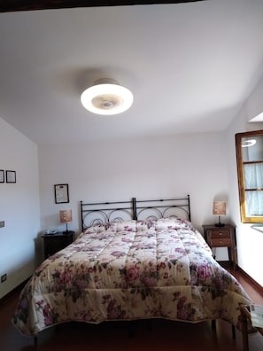 Deluxe Double Room | Desk, laptop workspace, free WiFi, bed sheets - Giovanni da Verrazzano (Greve in Chianti)