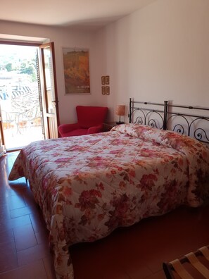 ห้องดับเบิลหรือทวิน | โต๊ะทำงาน, พื้นที่ทำงานแบบใช้แล็ปท็อป, Wi-Fi ฟรี, ผ้าปูที่นอน