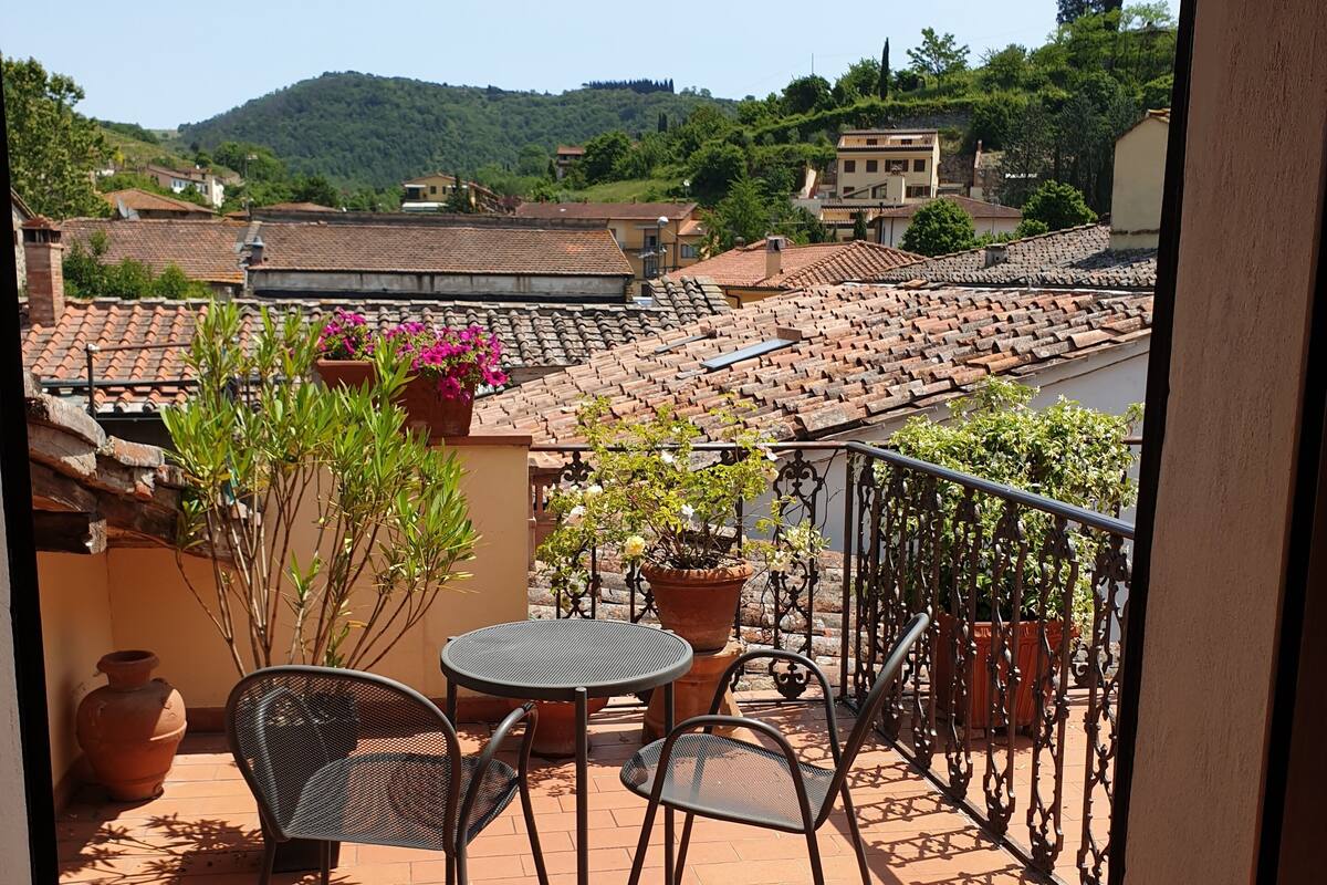 Desk, laptop workspace, free WiFi, bed sheets