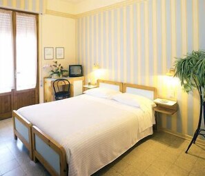 Triple Room | Egyptian cotton sheets, in-room safe, desk, cribs/infant beds - Jolie (Riccione)