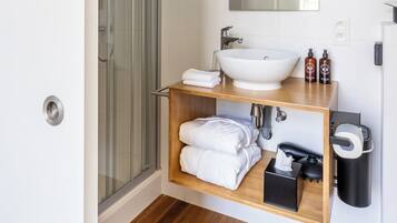 Classic Double Room | Bathroom | Free toiletries, hair dryer, towels