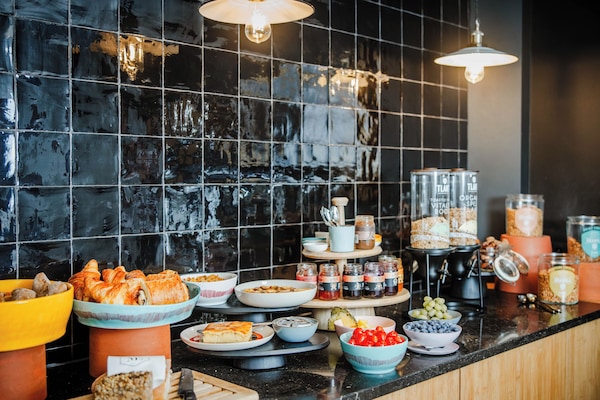 Tägliches einheimisches Frühstück (25 EUR pro Person)