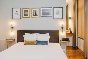 Ropa de cama de alta calidad y caja de seguridad en la habitación 