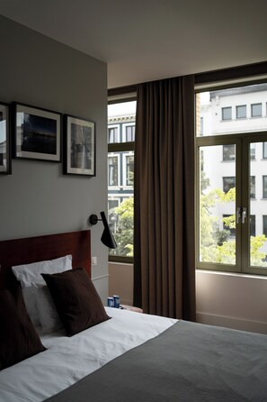 Superior Double Room | Premium bedding, in-room safe, desk, free WiFi - A Place - Boutique Hotel Emile (Antwerp)